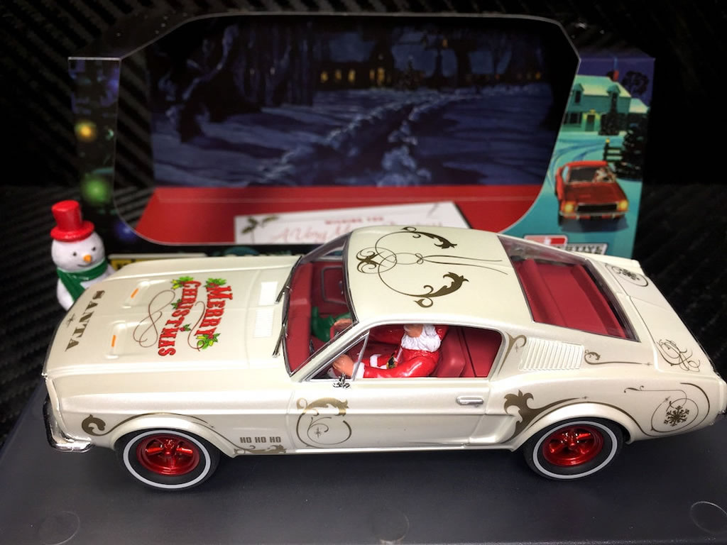 Ford Mustang 390 GT Santa's 'Stang, Buttermilk White 2018 - P071 - Pioneer DPR 132 - EL 200 Exemplaires – Image 3