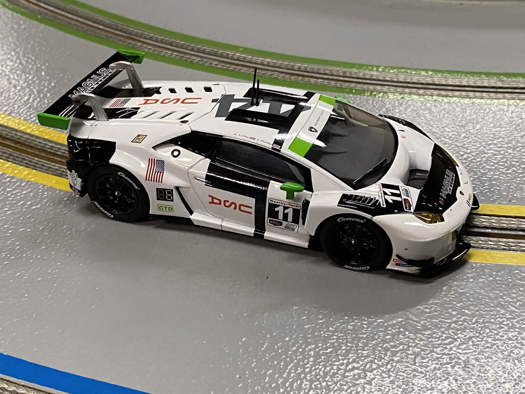 Lamborghini Huracán Magnus Racing N°11 - 30918 - Carrera Digital 132 – Image 3