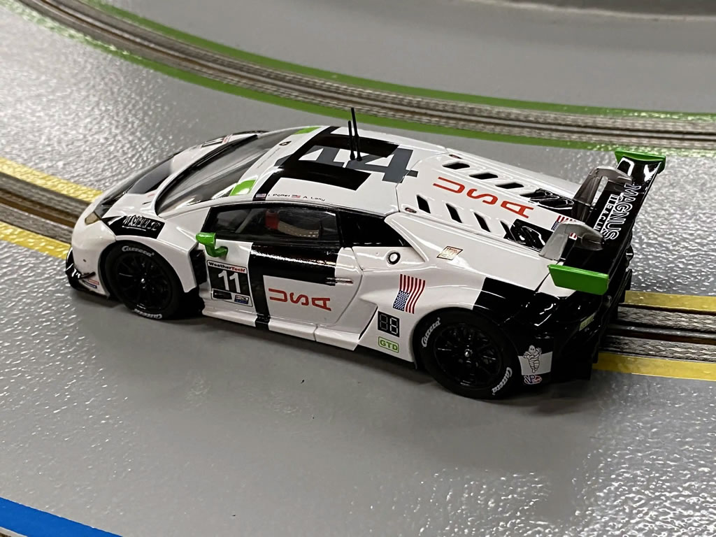 Lamborghini Huracán Magnus Racing N°11 - 30918 - Carrera Digital 132 – Image 4